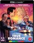 "TRUE ROMANCE" steht in großen Buchstaben. Eine gezeichnete Filmposter-Szene mit Figuren, Pistole und Retro-Auto vor Palmen.