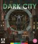"DARK CITY" in großen Buchstaben oben. Illustration: Eine Person steht in einem riesigen Uhrwerk über einer Stadt bei Nacht.
