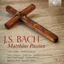 "J.S. Bach Matthäus Passion" steht in roter Schrift. Ein Holz-Kreuz liegt auf einer hellen Holzoberfläche., 2 CDs