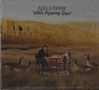 "Alela Diane, Who's Keeping Time?" Eine Frau sitzt an einem Tisch in einer trockenen Landschaft, umgeben von Gänsen., CD