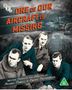 „ONE OF OUR AIRCRAFT IS MISSING“ steht groß. Vier Männer in Flugjacken, ernste Blicke, im Hintergrund eine Windmühle.