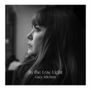 Text: „In the Low Light, Lucy Kitchen“. Schwarz-weiß Porträt, Frau im Profil mit langen Haaren, verträumter Blick., LP