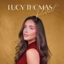 "LUCY THOMAS Portrait" steht oben auf goldfarbenem Hintergrund. Junge Frau mit langen braunen Haaren trägt ein weinrotes Kleid., CD