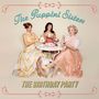 Text: "The Puppini Sisters" oben, "The Birthday Party" unten. Drei Frauen in eleganter Kleidung sitzen um einen Tisch mit Kuchen., CD
