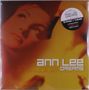 "ANN LEE DREAMS" steht in großen weißen Buchstaben auf orangefarbenem Hintergrund, mit einem Frauenporträt im Hintergrund.