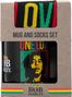 „Mug and Socks Set“. Schwarze Tasse mit Bild von Bob Marley. Socken zeigen die Buchstaben „L O V E“ in Rot, Gelb, Grün.