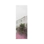 Der Text "alle acht" in der Mitte. Ein weißes Gebäude, Bäume und rosa Nebel darunter., LP
