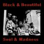 Text: „Black & Beautiful Soul & Madness“. Eine Gruppe von sechs Menschen in traditioneller Kleidung vor einem Gebäude., LP