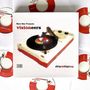 "Marc Mac Presents visioneers dirtyoldhiphop STEREO" zeigt einen Plattenspieler mit einer Schallplatte.