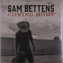 Oben steht "Sam Bettens" in schwarzer Schrift und "Coming Home" in roter Schrift. Darunter steht eine Person mit Cowboyhut., LP