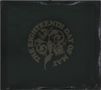 Text: "THE EIGHTEENTH DAY OF MAY". Runde Anordnung um ein florales Muster in dunklem Design., 2 CDs
