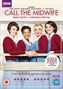 „Call the Midwife“ Serie 7, Weihnachtsspecial. Vier Frauen in Retro-Krankenschwestern-Uniformen lächeln in die Kamera.