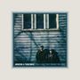 "JOHNSON & FINNEMORE FIND A LOVE THAT BRINGS YOU HOME" steht unten. Zwei Personen vor verwitterter blauer Holzwand., LP