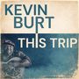 "KEVIN BURT THIS TRIP" steht in großen Buchstaben. Unten links spielt ein Mann Gitarre, trägt eine Mütze und schaut nach vorne.