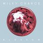 Text: „MILKY CHANCE BLOSSOM“. Eine abstrakte Illustration eines rot-weißen Wirbels vor blauem Hintergrund., CD
