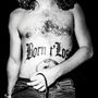 Text "Born t'Lose" auf dem Oberkörper tätowiert, darunter ein Schlangensymbol; Oberkörper eines Mannes in Jeans., CD
