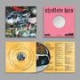 "Shallow Hits" steht auf einem pinken Cover mit einem Loch in der Mitte. Eine Collage voller Fotos und Textschnipsel darunter., CD