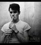 Text: "Chet Baker: The Essential Collection". Ein junger Mann in einem T-Shirt hält eine Trompete an seinen Lippen.