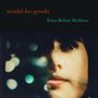 "would-be-goods" und "Tears Before Bedtime". Ein Porträt einer Frau mit verschwommenen Lichtern im Hintergrund., CD