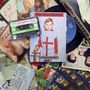 Eine Kassette mit "European Sun", umgeben von Retro-Materialien: ein Buch mit einem Jungen im Ritterkostüm, Fotos und Schallplatten., 1 LP und 1 CD