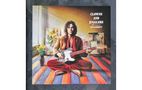 Texte: "Clowns and Jugglers", "Syd Barrett". Person sitzt mit Gitarre auf farbigem Boden. Bunte CDs mit psychedelischen Mustern., 2 CDs