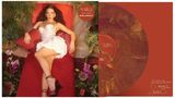 "NAÏKA DEBUT ALBUM ECLESIA" ist in Großbuchstaben auf einem rot-braunen Hintergrund. Eine Frau liegt in einem weißen Kleid auf einem roten Sofa, umgeben von Pflanzen., LP