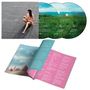 Oben: "Camille" auf drei CDs mit Landschaftsmotiv. Unten: Offenes Booklet mit blauen und rosa Seiten voller Text.