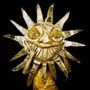Kein Text vorhanden. Illustration einer großen, lächelnden Sonne aus goldfarbenem Material, die von Händen gehalten wird., LP