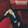 "Reverend & The Makers" und "Is This How Happiness Feels?" ist oben. Ein Mann im Anzug sitzt auf einer roten Couch.