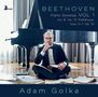 "BEETHOVEN Piano Sonatas, VOL. 1" und "Adam Golka". Ein Mann sitzt vor einem Flügel, umgeben von Notenblättern.
