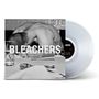 Text: BLEACHERS. Ein Schwarz-Weiß-Bild zeigt einen gebeugten Oberkörper an einem Tisch mit Gläsern und Besteck. Klare Vinyl-Schallplatte.
