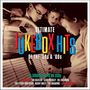 „Ultimate Jukebox Hits of the '50s & '60s.“ Drei Menschen betrachten eine Jukebox.