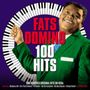 "Fats Domino 100 Hits" in roten und weißen Buchstaben über Klaviertasten und einem fröhlichen Mann im grünen Anzug., 4 CDs