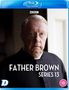 "Father Brown Series 13" in weißem Text. Ein älterer Mann mit Brille und ernstem Ausdruck vor einer Tür. BBC Logo oben.