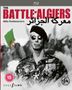 „The Battle of Algiers“ und arabische Schrift sichtbar. Soldat in Uniform, Menschenmenge und algerische Flagge im Hintergrund.