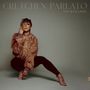 „GRETCHEN PARLATO, THE WISE ONES“. Eine Person sitzt in glamourösem Outfit mit Fransenjacke und High Heels., CD