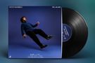 "STEVEN BAMIDELE THE CRASH!" Ein Mann in blauem Pullover schwebt vor einem blauen Hintergrund. Schallplatte rechts., LP