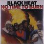 "BLACK HEAT NO TIME TO BURN" in schwarzer und roter Schrift, darunter sieben lachende Personen vor gelber Flammenkulisse.