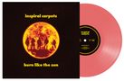 „inspiraI carpets“, „burn like the sun“. Eine rote Vinylplatte, darüber eine Sonne mit Silhouetten., LP