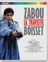 Oben: „ZABOU LA TRAVESTIE BOISSET“. Unten: Person in blauem Mantel, hält eine Pistole, schaut ernst., Blu-ray Disc