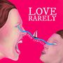 Text: "LOVE RARELY" und "pain travels". Zwei Gesichter mit blauen Linien, ein Boot segelt darauf. Intensives Pink., LP