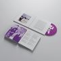 Ein CD-Album mit einem violetten Cover, geöffnet, zeigt Textabschnitte sowie ein Foto von Menschen in einem Geschäft., CD