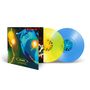Text: "Orbital GLASTONBURY 1994". Zwei farbige Vinyl-Schallplatten, eine gelb, eine blau, und ein Albumcover mit abstraktem Gesichtsmotiv., 2 LPs