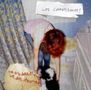 Zettel: "Los Campesinos!". Darunter Text: "we are beautiful, we are doomed". Frau beugt sich zu einem Hund.