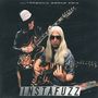 "INSTAFUZZ" und "ULTRASONIC GRAND PRIX". Zwei Menschen spielen E-Gitarren, eine trägt Sonnenbrille, die andere eine Mütze., LP