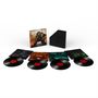 "Doom Dark Ages" steht auf einer Box mit einem Krieger. Darunter vier Vinyl-Schallplatten und Grafiken in dunklen Tönen.