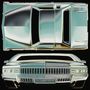Futuristisches Auto in Goldtönen, Ansicht von oben und vorne. Silberne Karosserie mit geschwungenen Linien.