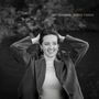 "BRITTA VIRVES SIMPLE THINGS". Eine Frau lächelnd mit den Armen über dem Kopf in einem Schwarz-Weiß-Foto., LP