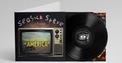 "Seasick Steve Presents" und "THE LAST SEASON OF AMERICA" auf einem alten Fernseher. Eine Schallplatte daneben.