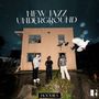"New Jazz Underground" und "Hoodies" stehen oben. Drei Personen vor einem zweistöckigen Gebäude mit einer weißen Taube., CD